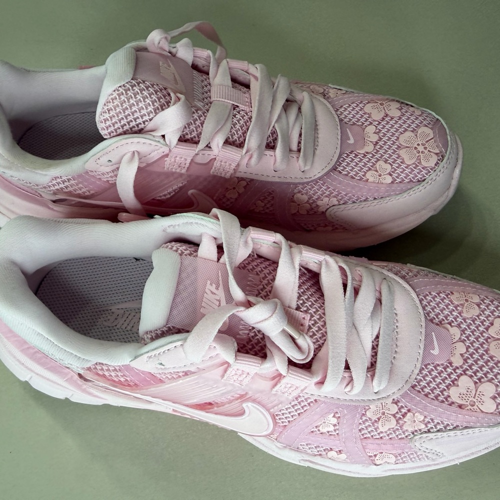 Nike Light Pink Athletic Sneakers NWOT so never worn - Picture 2 of 6
